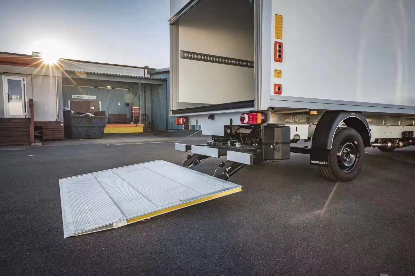 滑動(dòng)折疊式汽(qi)車尾闆