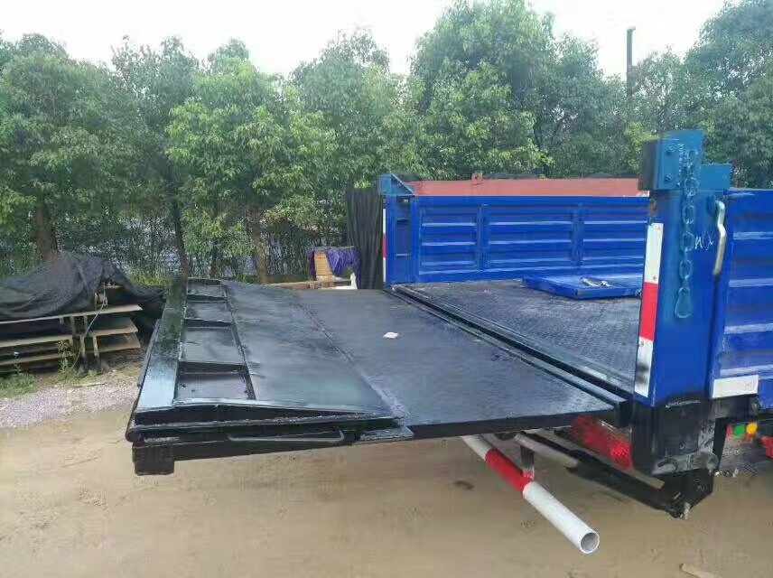 折疊式(shì)汽車尾闆