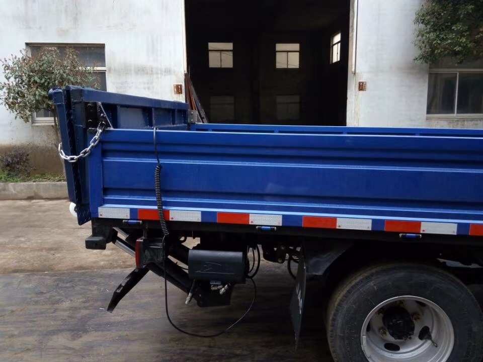 折疊(die)式汽車尾闆(pan)