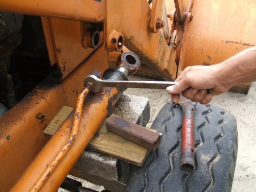 裝載(zai)機活塞杆的拆卸(xiè)步驟釋放壓力圖(tú)