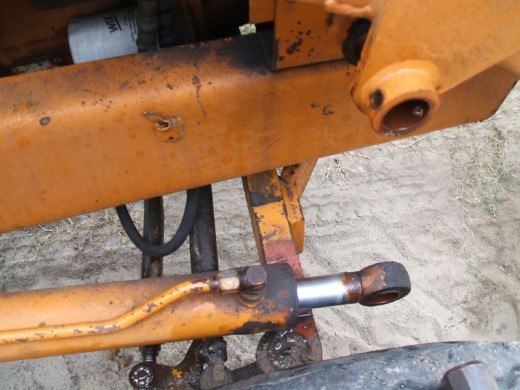 裝載機活塞(sai)杆的拆卸步驟在(zài)木塊上支撐圖