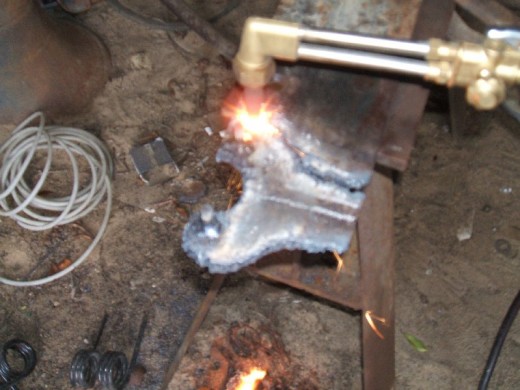 裝載機活塞杆(gan)的拆卸步驟制作(zuò)擰開壓蓋的工具(jù)圖